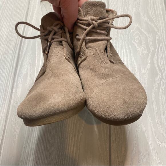 Toms Women's Tan Suede Lace Up Wedge Ankle Booties Size 8 - Picture 4 of 8